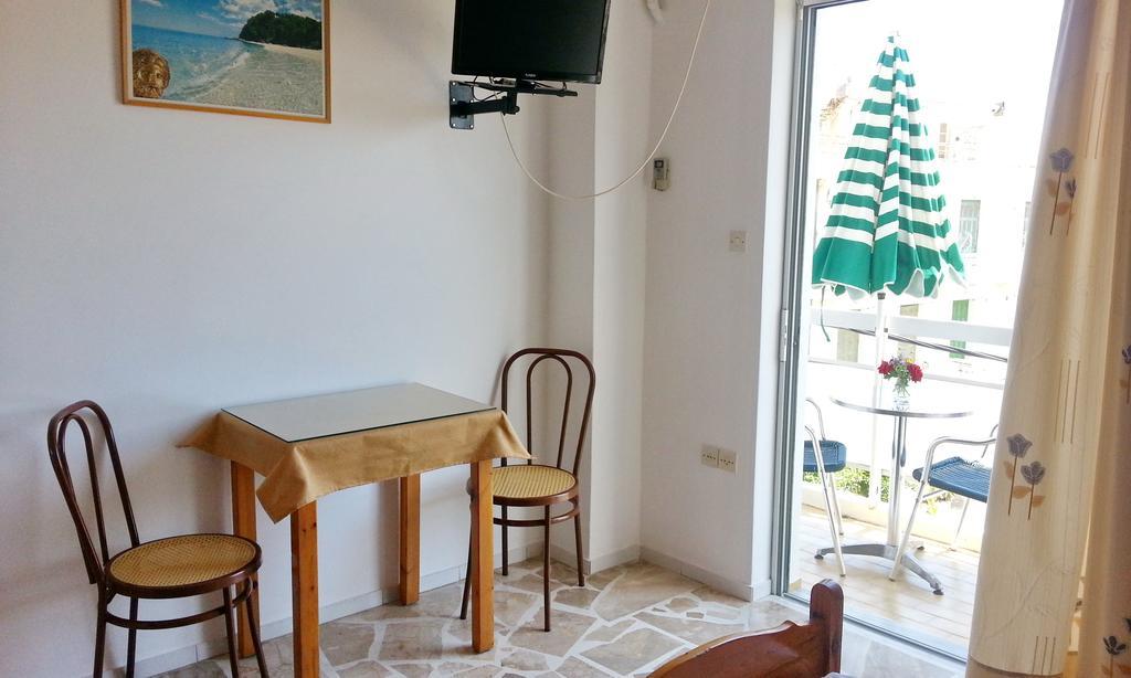 Pension Gina Méthana Habitación foto